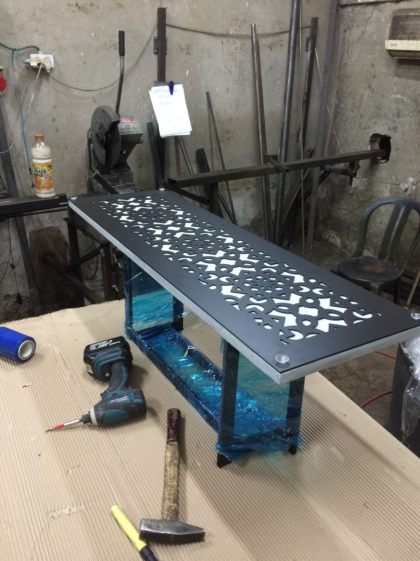 מסגריית עוז סטיל יצור שולחן ברזל מעוצב