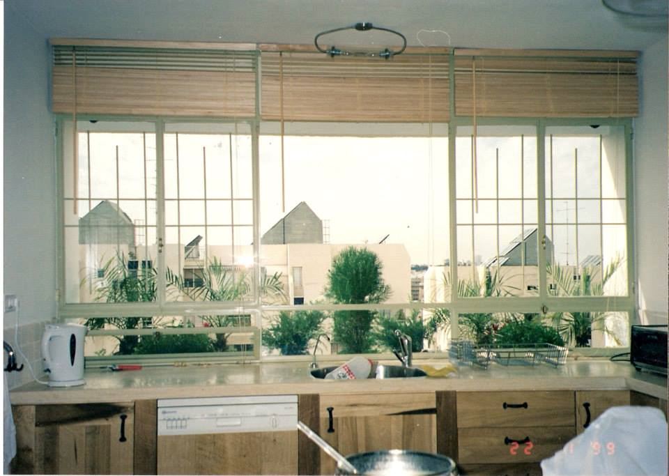 חלונות בלגיים לבנים במטבח הדירה