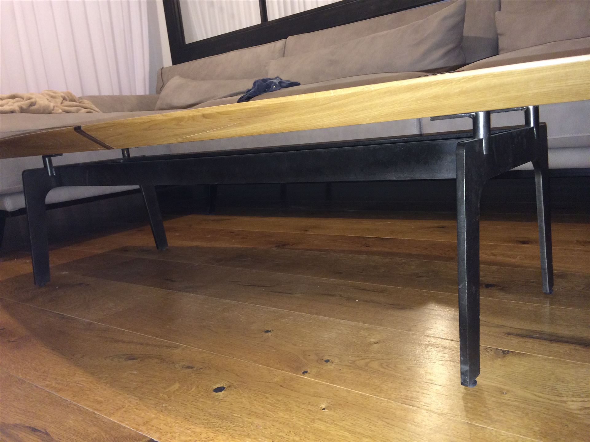 שולחן עץ ורגלי ברזל לסלון הבית 